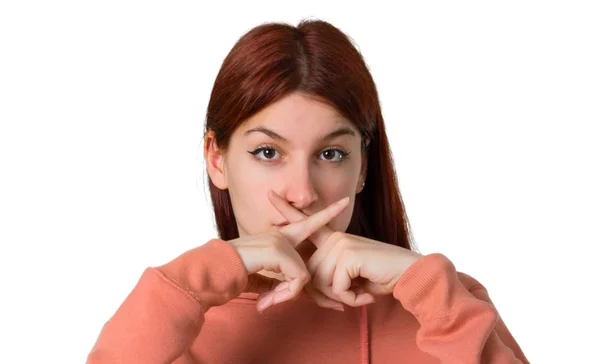 Menina Ruiva Jovem Com Camisola Rosa Mostrando Sinal Fechamento Boca — Fotografia de Stock