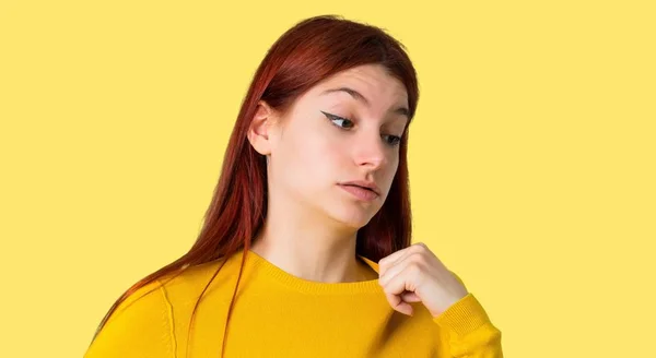 Menina Ruiva Jovem Com Suéter Amarelo Com Expressão Cansada Doente — Fotografia de Stock