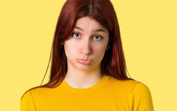 Chica Pelirroja Joven Con Suéter Amarillo Con Expresión Triste Deprimida — Foto de Stock