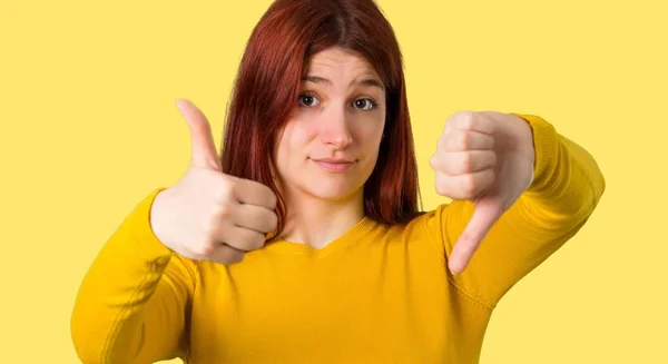 Giovane Ragazza Rossa Con Maglione Giallo Che Buon Cattivo Segno — Foto Stock