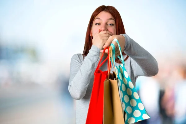 Joven Pelirroja Chica Sorprendida Sosteniendo Montón Bolsas Compras Fondo Desenfocado — Foto de Stock