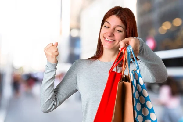 Chica Pelirroja Joven Sosteniendo Una Gran Cantidad Bolsas Compra Fondo — Foto de Stock