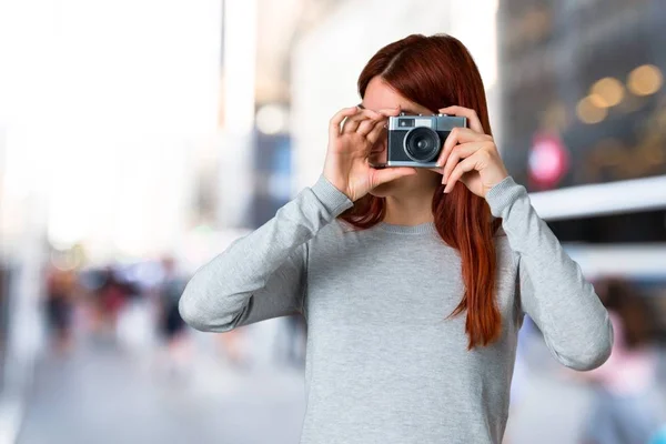 Young Redhead Girl Holding Camera Unfocused Background — Stock Photo, Image