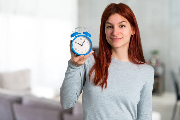 Menina Ruiva Segurando Relógio Alarme Vintage Fundo Desfocado — Fotografia de Stock
