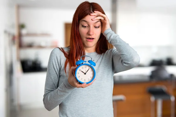 Menina Ruiva Jovem Inquieta Porque Tornou Tarde Segurando Relógio Alarme — Fotografia de Stock