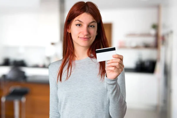 Jovem Ruiva Segurando Cartão Crédito Fundo Desfocado — Fotografia de Stock