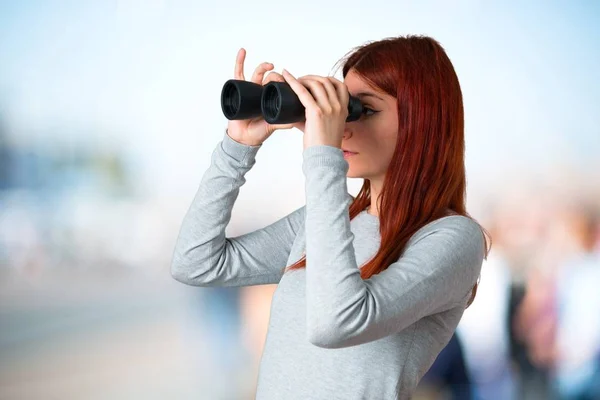 Mladá Zrzka Dívka Hledám Něco Dálce Dalekohledem Nezaostřený Pozadí — Stock fotografie