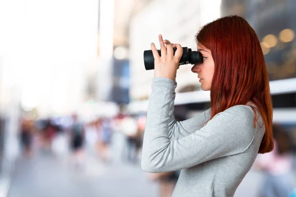 Chica Pelirroja Joven Busca Algo Distancia Con Prismáticos Sobre Fondo —  Fotos de Stock