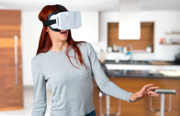 Giovane Rossa Ragazza Utilizzando Occhiali Esperienza Realtà Virtuale Sfondo Sfocato — Foto Stock