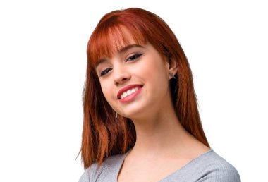 Silah tutan genç Kızıl saçlı kız geçti