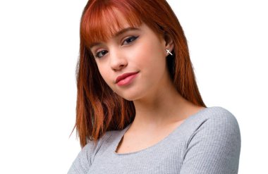 Silah tutan genç Kızıl saçlı kız geçti