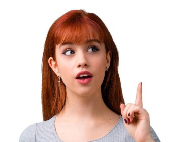 Ayakta ve bir fikir düşünme genç Kızıl saçlı kız