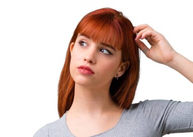 Genç Kızıl saçlı kız şüpheleri ve karıştırmayın yüz ifadesi ile