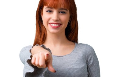 Genç Kızıl saçlı kız puan parmak sana