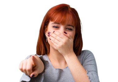 Birisi parmak ile işaret ve çok gülüyor genç Kızıl saçlı kız