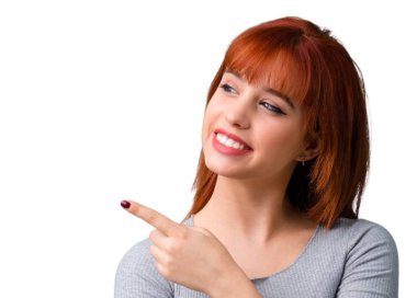 Parmak tarafına işaret ve bir ürün sunma genç Kızıl saçlı kız