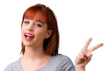 Gülümseyen ve zafer işaret gösteren genç Kızıl saçlı kız