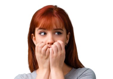 Biraz gergin ve korkmuş genç Kızıl saçlı kız