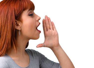 Geniş açık ağız ile bağırarak genç Kızıl saçlı kız