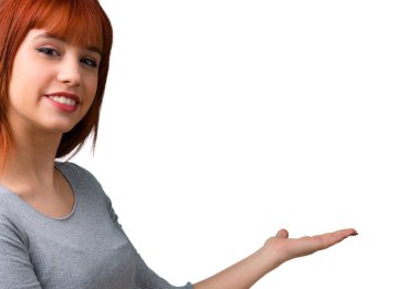 Sunulması ve gelmek davet genç Kızıl saçlı kız