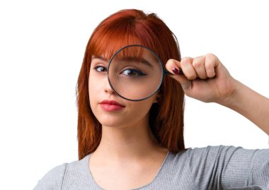 Büyüteç Camı tutan genç Kızıl saçlı kız