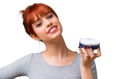 Nemlendirici ile genç Kızıl saçlı kız