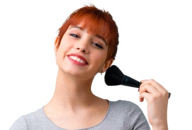 Genç Kızıl saçlı kız makyaj fırçası ile