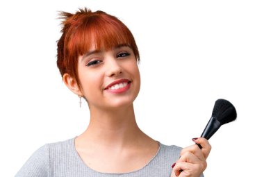 Genç Kızıl saçlı kız makyaj fırçası ile