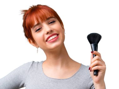 Genç Kızıl saçlı kız makyaj fırçası ile
