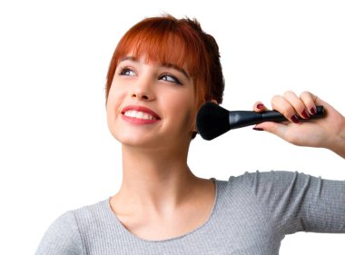 Genç Kızıl saçlı kız makyaj fırçası ile