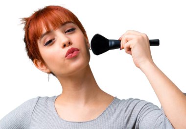 Genç Kızıl saçlı kız makyaj fırçası ile