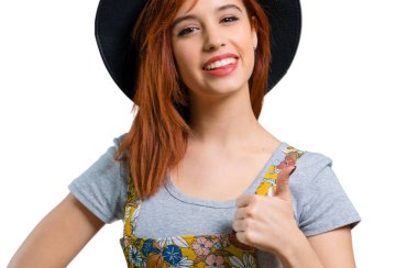 Jest Yaşasın vererek ve gülümseyen hat ile serin Kızıl saçlı kız