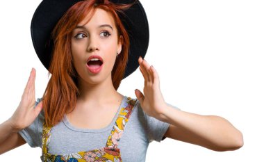 Sürpriz ve şok yüz ifadesi ile şapka ile serin Kızıl saçlı kız