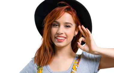 Parmaklar ok işaretiyle gösterilen şapka ile serin Kızıl saçlı kız