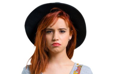 Üzgün serin Kızıl saçlı kız şapka ile