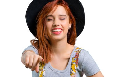 Birisi parmak ile işaret ve çok gülüyor şapka ile serin Kızıl saçlı kız