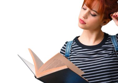 Bir kitap okuma ve düşünme genç öğrenci Kızıl saçlı kız