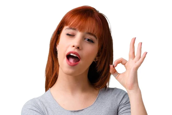 Parmaklar Işaretiyle Gösterilen Genç Kızıl Saçlı Kız — Stok fotoğraf