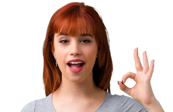 Parmaklar Işaretiyle Gösterilen Genç Kızıl Saçlı Kız — Stok fotoğraf