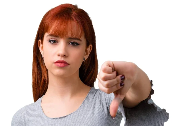 Jovem Ruiva Mostrando Polegar Para Baixo Sinal Com Expressão Negativa — Fotografia de Stock