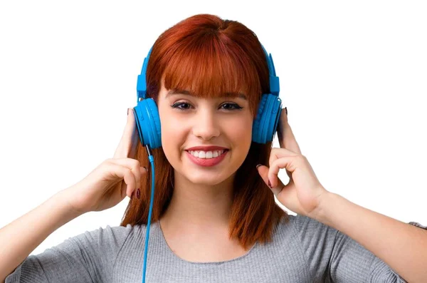 Jonge Roodharige Meisje Luisteren Naar Muziek Met Koptelefoon — Stockfoto