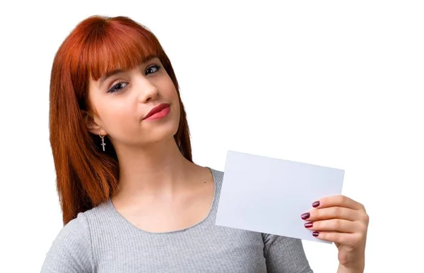 Jovem Ruiva Segurando Cartaz Vazio — Fotografia de Stock