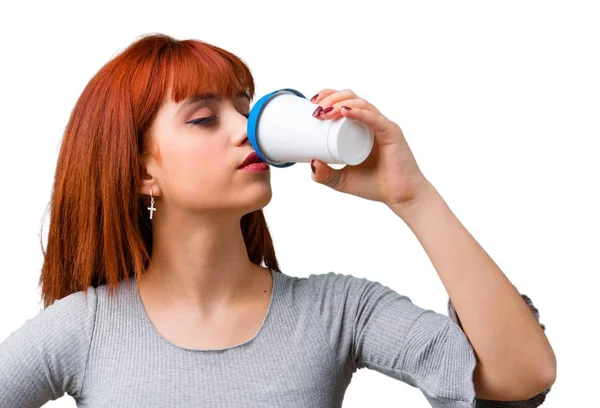 Menina Ruiva Jovem Segurando Café Quente Taça Papel Takeaway — Fotografia de Stock