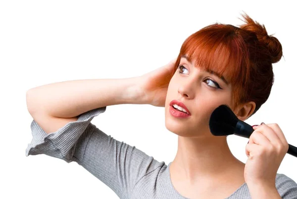 Menina Ruiva Jovem Com Escova Maquiagem — Fotografia de Stock