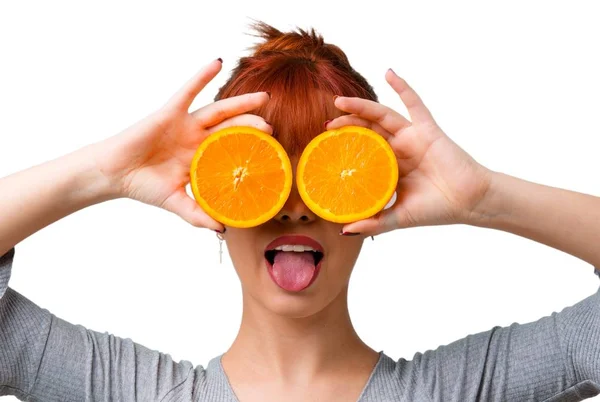 Menina Ruiva Jovem Usando Fatias Laranja Como Óculos — Fotografia de Stock