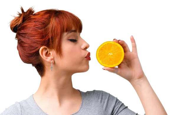 Bir Portakal Tutan Genç Kızıl Saçlı Kız — Stok fotoğraf