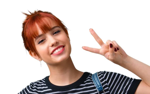 Junge Studentin Rothaarige Mädchen Lächelt Und Zeigt Siegeszeichen — Stockfoto