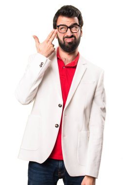 Esmer adam yapma intihar jest beyaz arka plan üzerinde gözlük