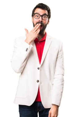 Esmer adam yapma sürpriz jest beyaz arka plan üzerinde gözlük