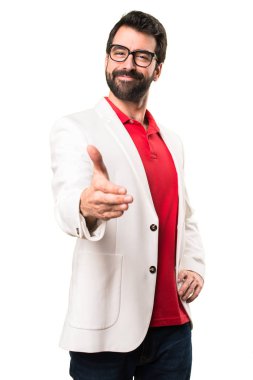 Beyaz arka plan üzerinde anlaşma gözlüklü esmer adam